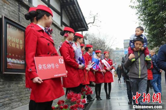 四川一高校開“浪漫”課 情人節(jié)賣花掙學分